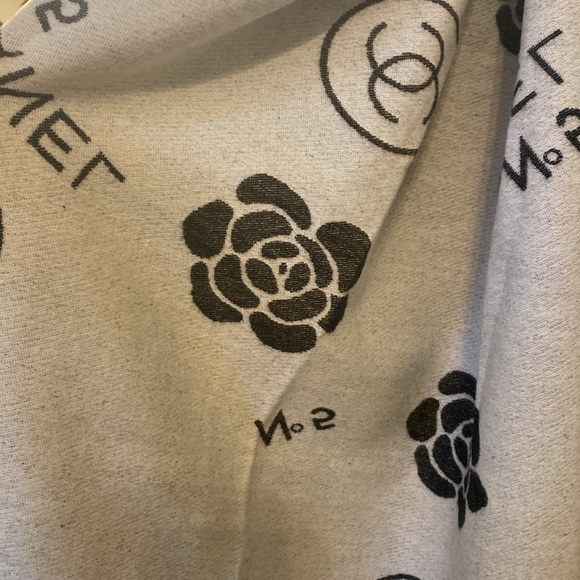 CHANEL NEW silk and cashmere soft oversized scarf shawl black&offwhite - Picture 4 of 11